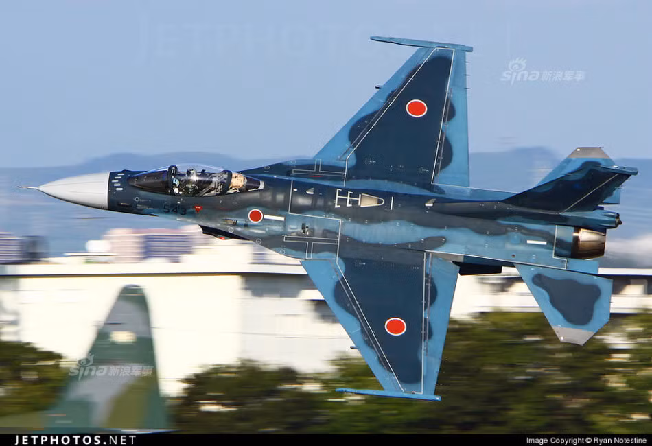 Hiện tại, quá trình sản xuất các chiến đấu cơ F-2 của Nhật Bản đã kết thúc từ năm 2011. Ngoài 94 chiếc F-2 tiêu chuẩn, Nhật Bản còn có 4 chiếc bản thử nghiệm được đánh giá là "có khả năng chiến đấu tương đối" so với các phiên bản tiêu chuẩn được sản xuất hàng loạt. Nguồn ảnh: Jetphotos.