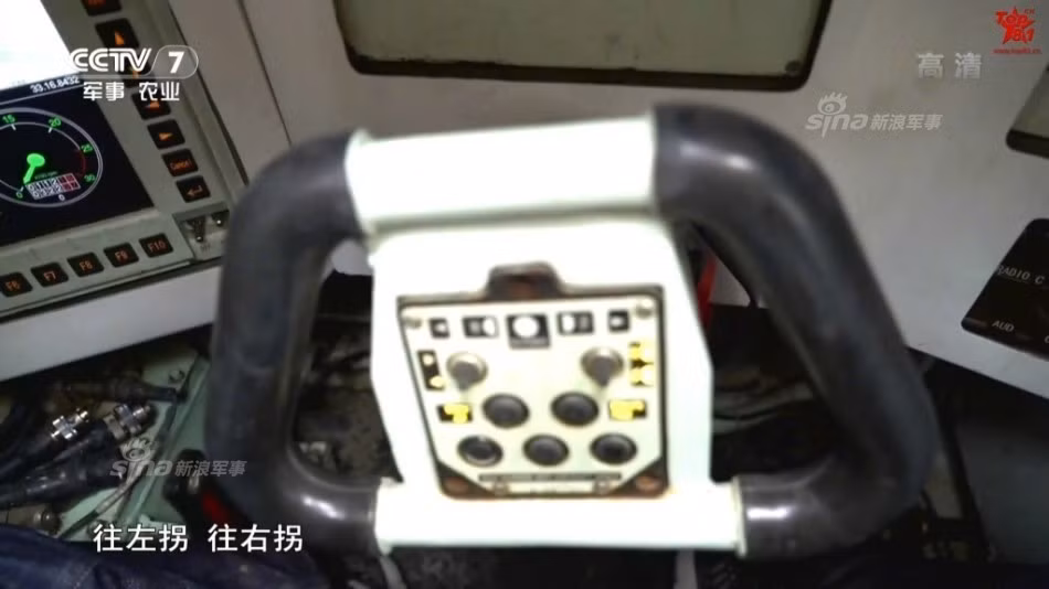 Tay lái của chiếc VT-4 khá đơn giản với một vài nút điều khiển ở chính giữa, hệ thống khoang lái được đặt chính giữa xe giúp lái xe có thể quan sát bao quát được một góc rộng hơn phía trước xe và quan trọng hơn là do đặt ở chính giữa, khi xe được nhập khẩu bởi các nước có thói quen lái xe bên trái đường (như Thái Lan) thì người lái xe sẽ mất ít thời gian để làm quen với xe hơn. Nguồn ảnh: CCTV7.