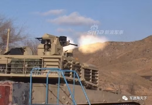 Có trọng lượng 52 tấn, VT-4 dành riêng cho xuất khẩu này có chiều dài cơ sở 10,10 tấn, rộng 3,4 mét và cao 2,3 mét. Xe sử dụng hệ thống nạp đạn tự động cho phép kíp lái giảm xuống còn 3 người bao gồm trưởng xe, lái xe và xạ thủ. Nguồn ảnh: CCTV7.