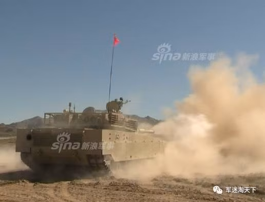 Đến tháng 4/2017, Thái Lan lại tiếp tục đặt mua tiếp 10 xe tăng VT-4 với tổng giá trị hợp đồng trị giá 58 triệu USD. Trong bản hợp đồng đầu tiên được phía Thái Lan ký kết với Trung Quốc cũng có thêm điều khoản bỏ ngỏ cho phép Thái Lan đặt mua tối đa 153 chiếc VT-4 của Trung Quốc trong tương lai. Nguồn ảnh: CCTV7.