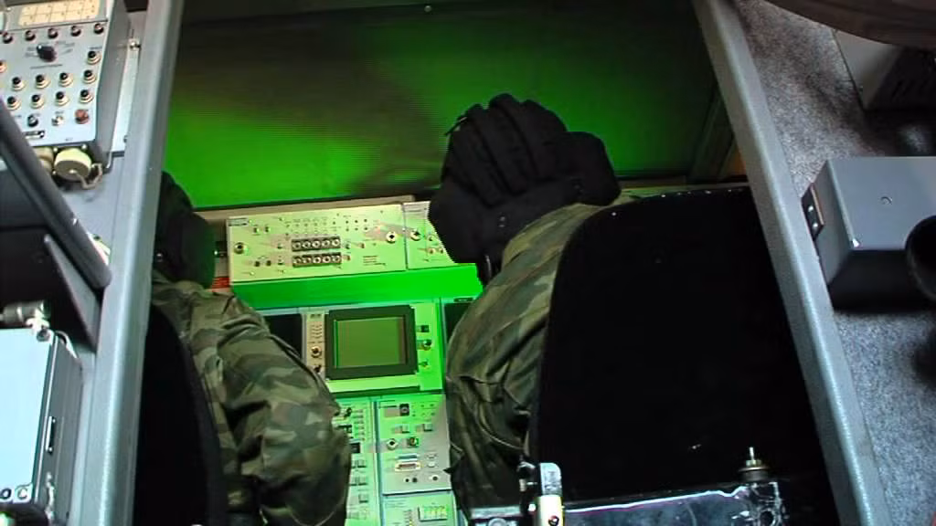 Phía Nga tuyên bố, trong quá trình thử nghiệm hệ thống này có khả năng tấn công 4 mục tiêu cùng lúc ở độ cao tối đa lên tới 10 km. Hệ thống Tor-M2U có tổng cộng 3 người điều khiển. Nguồn ảnh: Taringga.