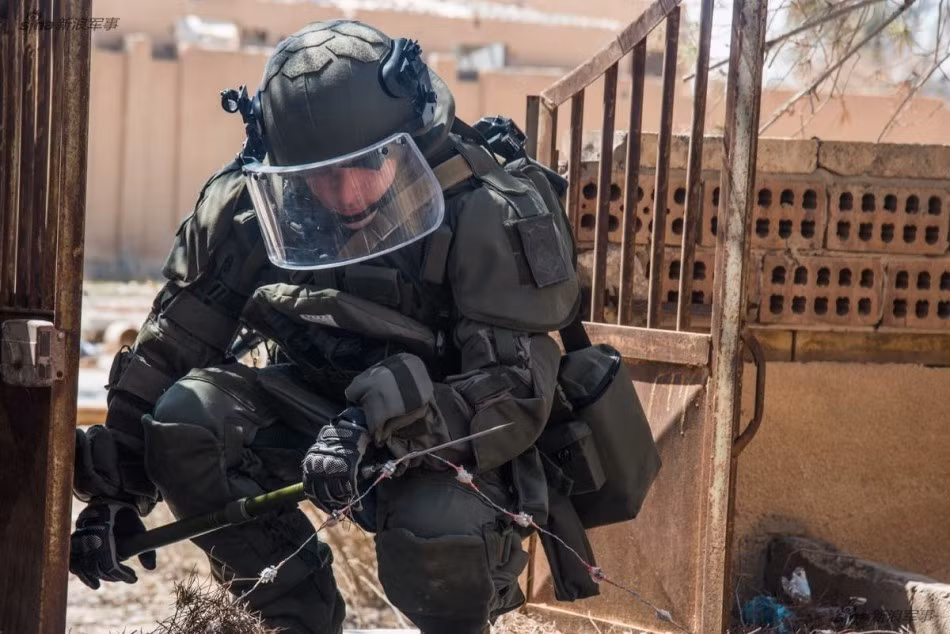 Lực lượng Công binh Nga vẫn đang tiếp tục công việc kiểm tra rà soát các khu vực bị ô nhiễm bom đạn sau các cuộc xung đột giữa Quân chính phủ Syria và phiến quân IS. Phía Nga đã huy động đến Syria rất nhiều các thiết bị công nghệ cao, hiện đại để phục vụ cho công tác rà phá bom mìn còn sót lại này. Nguồn ảnh: Sina.