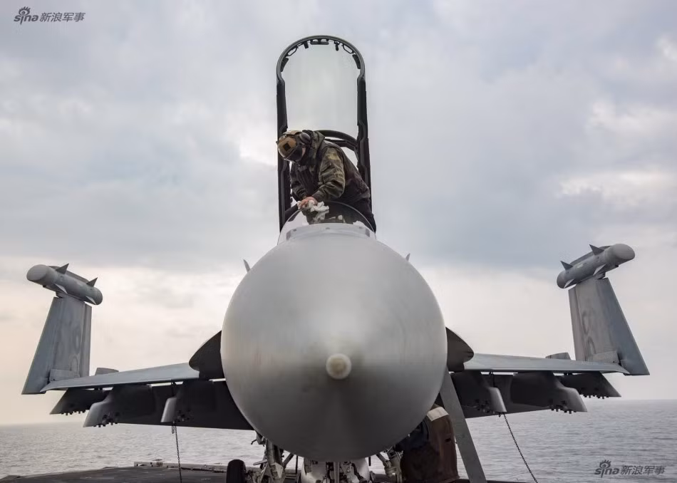 Tình hình trên Bán đảo Triều Tiên đang diễn biến rất căng thẳng và vẫn chưa có bất cứ dấu hiệu hạ nhiệt nào. Phía Triều Tiên mới đây vừa tuyên bố rằng nước này sẵn sàng phóng thử tên lửa đạn đạo tầm xa mỗi tuần một lần. Nguồn ảnh: Sina.