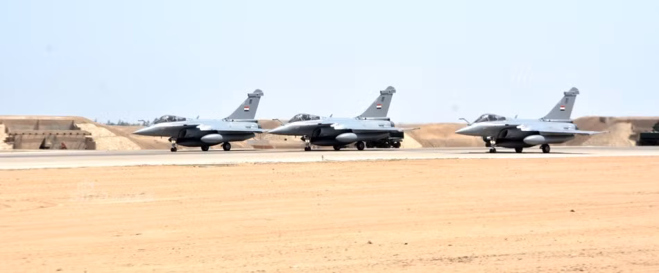 Trước đó, vào năm 2016 phía Pháp đã bàn giao cho Ai Cập một tàu khu trục và hai lô hàng chiến đấu cơ Rafale với số lượng tổng cộng 6 chiếc. Với hợp đồng trị giá 5,6 tỷ USD bao gồm những chiến đấu cơ thế hệ thứ tư Rafale hiện đại bậc nhất cùng một tàu khu trục đa năng, năng lực chiến đấu của Quân đội Ai Cập đã được nâng nên rõ rệt. Nguồn ảnh: Sina.