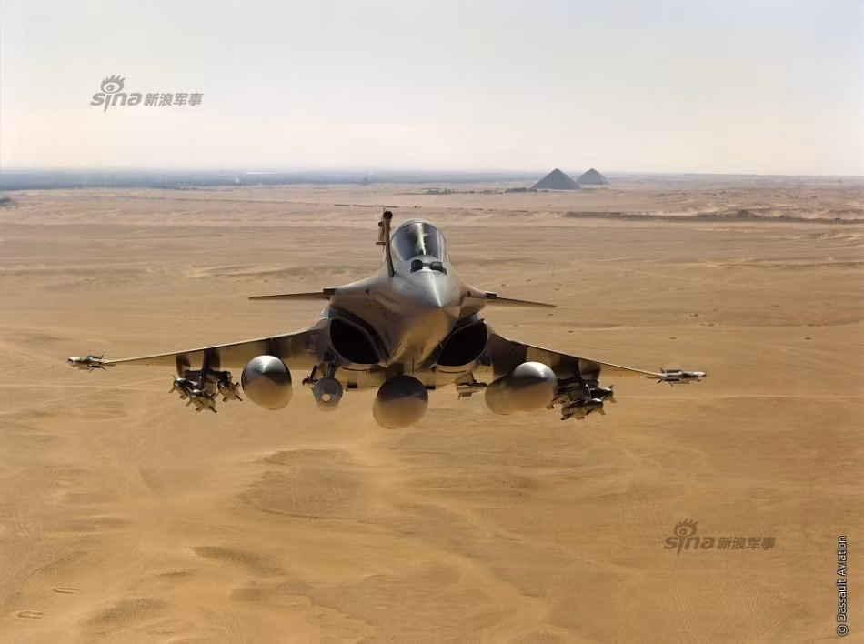 Chiến đấu cơ đa năng Rafale là loại phi cơ phản lực thế hệ thứ tư được Không quân Pháp và hãng Dassault Aviation nghiên cứu và sản xuất từ những năm 80 của thế kỷ trước, tới những năm 2000 thì được giới thiệu ra công chúng. Nguồn ảnh: Sina.