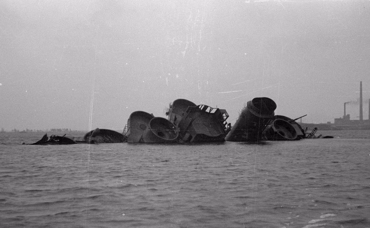Tàu chiến HNLMS Gelderland ban đầu của Hải quân Hà Lan sau đó bị phía Đức tịch thu và trưng dụng đậu ngoài cảng Kotka ở phía nam Phần Lan bị không quân Liên Xô đánh chìm vào năm 1944. Nguồn ảnh: Theatlantic.
