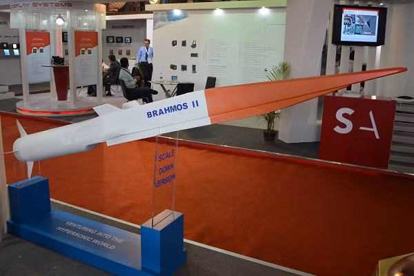  Tên lửa hành trình BrahMos-II được thiết kế với công nghệ điều khiển kiểu mới, trang bị công nghệ động cơ đôi đặc biệt cho phép nó đốt nhiên liệu nhanh gấp hai lần bình thường nhưng cung cấp gia tốc lớn hơn nhiều so với các loại động cơ đơn trên các loại tên lửa truyền thống. Nguồn ảnh: Aex.