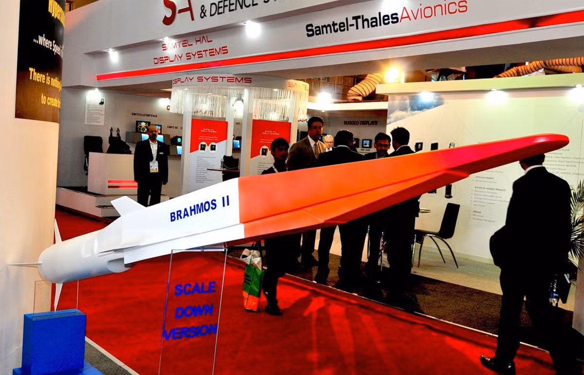 Thiết kế của BrahMos-II cũng mang kiểu dáng khá độc đáo, không giống với nhiều loại tên lửa phổ biến hiện tại. Do có hệ thống hai động cơ đẩy kép được đặt hai bên thân tên lửa nên nó phải có thiết kế vuông để tận dụng khí động học làm lực nâng, giúp quả tên lửa này tốn ít nhiên liệu hơn ở quá trình leo đạt độ cao. Nguồn ảnh: Sputnik.