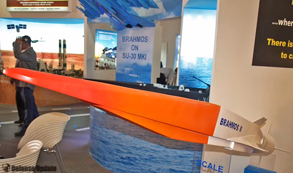 Tên lửa BrahMos-II có thể phóng được từ nhiều cơ cấu phóng khác nhau với các tính năng-kỹ chiến thuật không đổi. Cụ thể BrahMos-II có thể phóng được từ các loại tàu mặt nước, tàu ngầm từ dưới mặt nước, phóng từ máy bay, các cơ cấu di động trên mặt đất hoặc cơ cấu phóng cố định trên mặt đất. Nguồn ảnh: Topyaps.