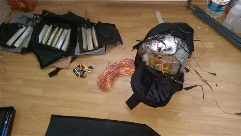 Tùy theo từng "nhà thiết kế" mà các loại bom được sử dụng cho việc đánh bom liều chết sẽ có cách hoạt động và sức công phá khác nhau, nhiều kẻ còn thiết kế áo đánh bom liều chết đi kèm với một balô chứa đầy thuốc nổ để tăng sức công phá. Nguồn ảnh: Aljazeera.