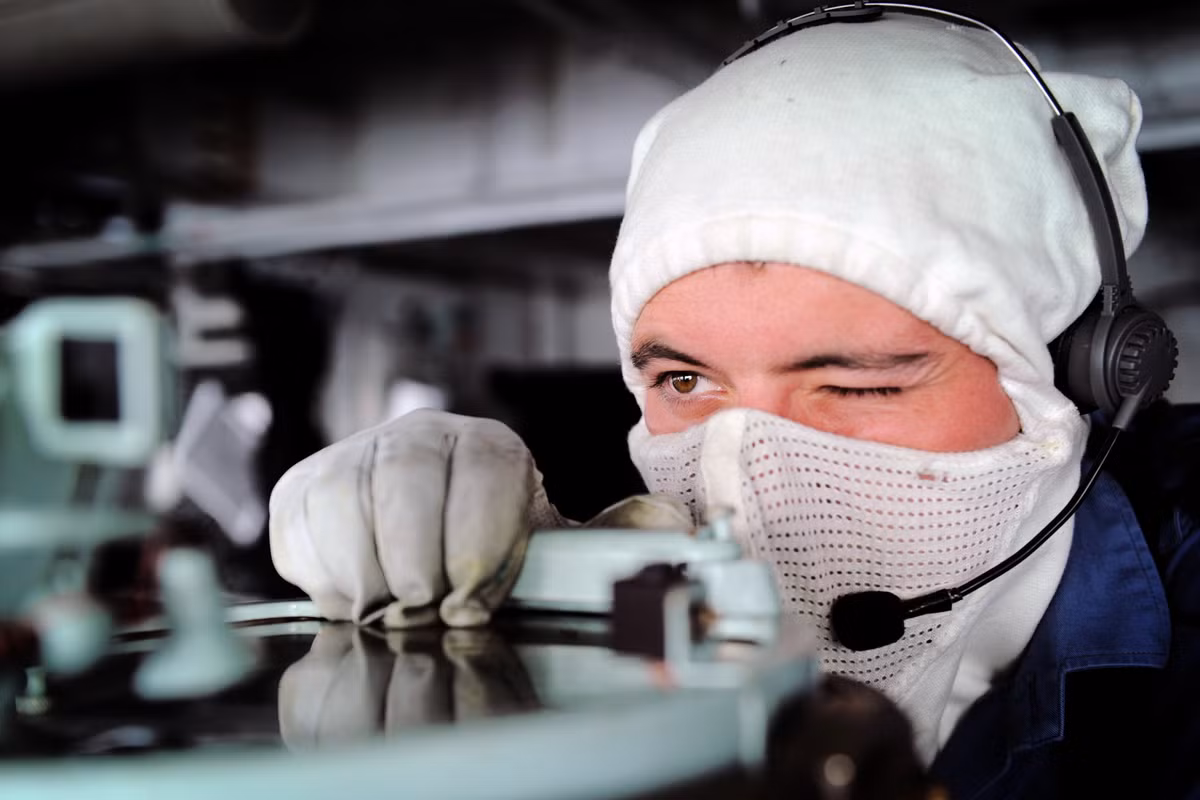 Việc trang bị những bộ mặt nạ và găng tay che kín mặt như thế này sẽ giúp những binh lính Mỹ phục vụ trên các tàu hải quân tránh được tình huống bị thương do bất cẩn. Trong trạng thái chiến đấu, các sỹ quan chỉ huy và thuyền trưởng cũng sẽ phải cởi bỏ quân phục và mặt lên người bộ phụ kiện này. Nguồn ảnh: Wikimedia.