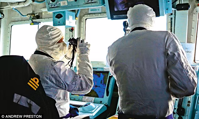 Thuyền trưởng cũng phải mặc bộ đồ chống nóng quấn kín người này, bộ điểm khác biệt duy nhất đó là bộ đồ của thuyền trưởng sẽ được in chữ "THUYỀN TRƯỞNG" ở nhiều vị trí giúp binh lính nhìn vào đó có thể nhận ra ngay đây là thuyền trưởng dù ông đang quấn mặt nạ kín mặt. Nguồn ảnh: Andrew.