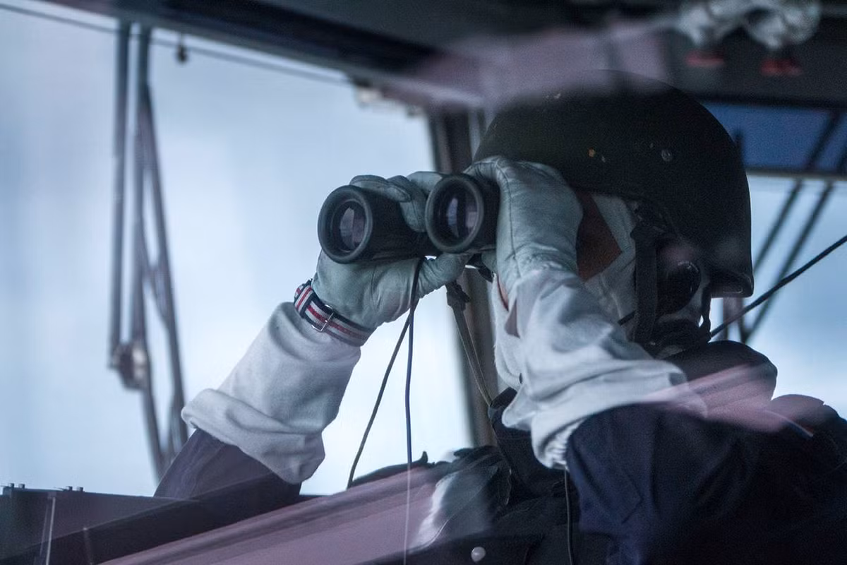 Mặc dù rất vướng víu và trông không hề... đẹp đẽ gì nhưng bộ phụ kiện chống bỏng chống nóng này luôn là một trong những trang bị quan trọng nhất cho mỗi người lính Hải quân Mỹ khi họ làm nhiệm vụ trên tàu. Nguồn ảnh: Magazine.