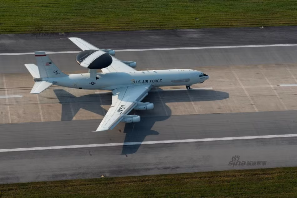 Máy bay cảnh báo sớm Boeing E-3 Sentry của Không quân Mỹ hiện đang đồn trú tại Iwakuni, Nhật Bản. Nguồn ảnh: Sina.