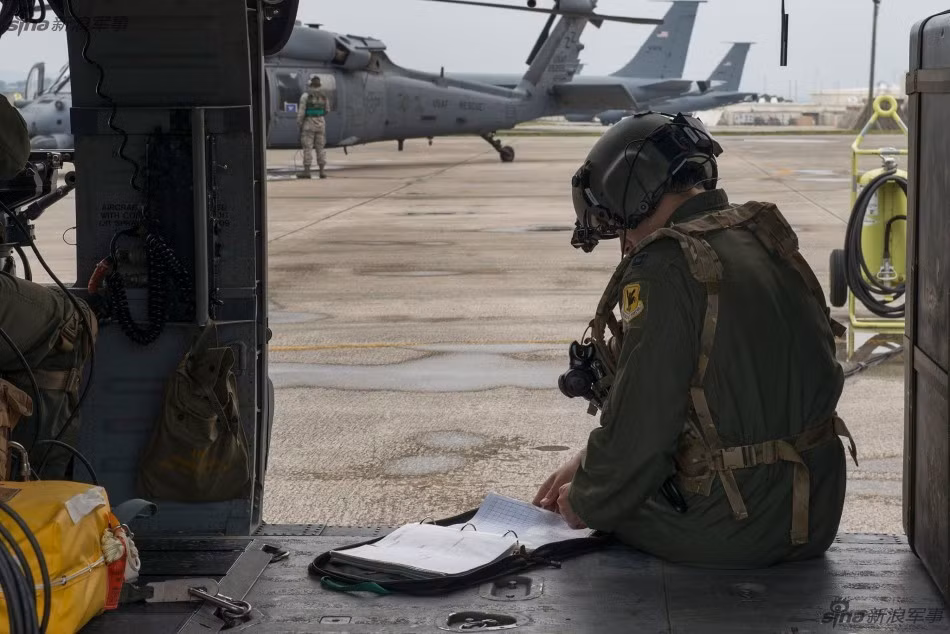 Ngoài ra tại căn cứ này còn có các đội trực thăng cứu hộ, tìm kiếm cứu nạn HH-60 Pave Hawk có nhiệm vụ chính là tìm kiếm các phi công nhảy dù ra khỏi máy bay khi tai nạn. Nguồn ảnh: Sina.