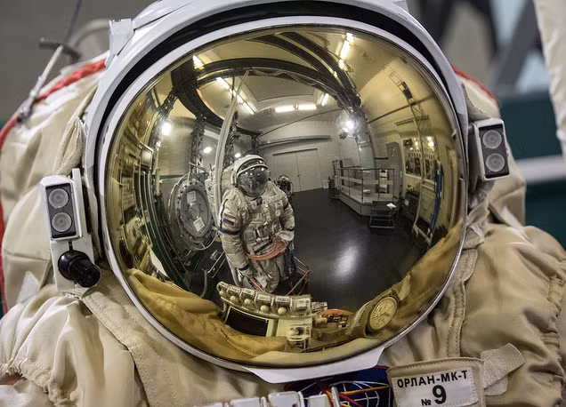 Tuy nhiên, các nhà khoa học được chọn để tham gia các sứ mệnh vũ trụ với nhiệm vụ nghiên cứu khoa học thì lại có xuất thân từ các giáo sư, tiến sĩ đang làm công tác nghiên cứu, việc chọn được một nhà khoa học tham gia các sứ mệnh vũ trụ là rất khó khăn vì thường họ có nền tảng thể lực không được tốt. Nguồn ảnh: Tass.