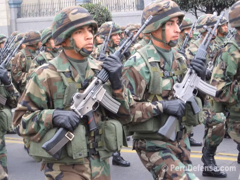 Tổng cộng có tới 12 nước hiện đang sử dụng khẩu súng trường tiến công K2 trong biên chế trang bị vũ khí của quân đội mình. Khách hàng mới nhất của mẫu súng này là quân đội Papua New Guinea với hợp đồng mua một loạt súng trường tấn công K2C (phiên bản mới nhất của K2) vào năm 2013. Nguồn ảnh: Perudefena.