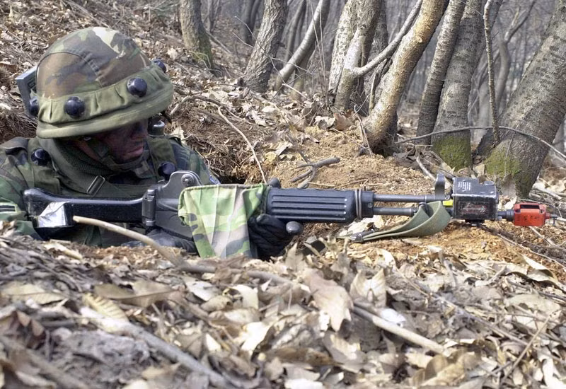 Ngoài ra, súng còn được trang bị thêm một túi đựng vỏ đạn gắn ngoài có thể dễ dàng lắp đặt vào súng bằng tay không. Đây là thiết bị rất được các lực lượng đặc nhiệm sử dụng do cần đảm bảo tính bí mật trong các phi vụ đột nhập, ám sát. Việc đối phương không tìm thấy vỏ đạn sẽ khiến danh tính, thậm chí là quốc tịch của người lính được đảm bảo bí mật. Nguồn ảnh: Keysking.