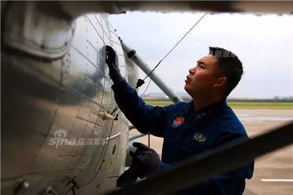 Hiện tại, trên thế giới có tổng cộng 267 chiếc trực thăng săn ngầm Ka-27 đang hoạt động trong biên chế quân đội của 10 quốc gia, trong đó có cả Việt Nam. Dây chuyền sản xuất Ka-27 tiếp tục hoạt động - nghĩa là chiếc trực thăng này vẫn được sản xuất mới và có đầy đủ linh-phụ kiện thay thế trong tương lai. Nguồn ảnh: Sina.