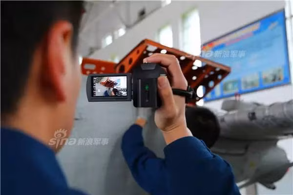 Các loại trực thăng cánh quạt kép khá hiếm trên thế giới nên không phải bất cứ kỹ sư hàng không nào cũng có cơ hội được tiếp cận và hiểu rõ cách thức hoạt động, cũng như nắm được quy trình bảo dưỡng của nó. Ảnh: Nhân viên bảo trì quay phim lại quá trình bảo dưỡng trực thăng Ka-27 làm tư liệu tham khảo cho sau này. Nguồn ảnh: Sina.