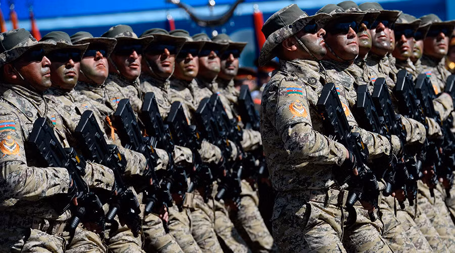 Theo thông tin trên trang Globalfirepower công bố thì Iran hiện đang có sức mạnh quân xếp thứ 21 trên tổng số 126 quốc gia và vùng lãnh thổ có mặt trong bản xếp hạng này. Cụ thể, dân số của Iran vào khoảng hơn 81 triệu ngườ trong đó có 39 triệu người nằm trong độ tuổi nghĩa vụ quân sự. Lực lượng thường trực của Iran có quân số khoảng 545 nghìn người và lực lượng dự bị có quân số lên tới 1,8 triệu người. Nguồn ảnh: RT.