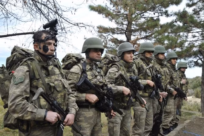 Việc tăng cường quan hệ quân sự với Quân đội Iran sẽ giúp Azerbaijan rất nhiều trong việc cải thiện tiềm lực quân sự của quốc gia mình. Với dân số ít và lực lượng quân chính quy có số lượng quá nhỏ, Azerbaijan cần tăng cường độ hiện đại của các trang thiết bị dành cho quân đội mình để phát triển học thuyết chiến tranh phi đối xứng, một học thuyết sử dụng sự áp đảo về khoa học công nghệ và trang thiết bị để bù lấp sự chênh lệch quá lớn về quân số so với đối phương. Hiện tại Azerbaijan đang có hợp tác quốc phòng với 13 nước trên thế giới trong đó có cả Việt Nam. Nguồn ảnh: Eastern.