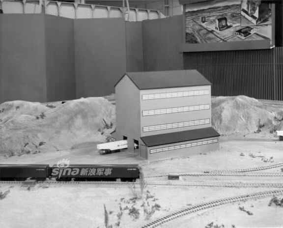 Dù các căn cứ đặt tên lửa hạt nhân của cả hai phía Mỹ và Liên Xô đều được bảo đảm bí mật một cách nghiêm ngặt. Tuy nhiên vẫn còn rất nhiều nguy hiểm đến từ lực lượng phản gián, điệp viên nằm vùng của đối phương khiến cả hai bên lo ngại. Vậy là các bệ phóng tên lửa hạt nhân di động trên các toa tàu hỏa đã được ra đời. Nguồn ảnh: Sina.