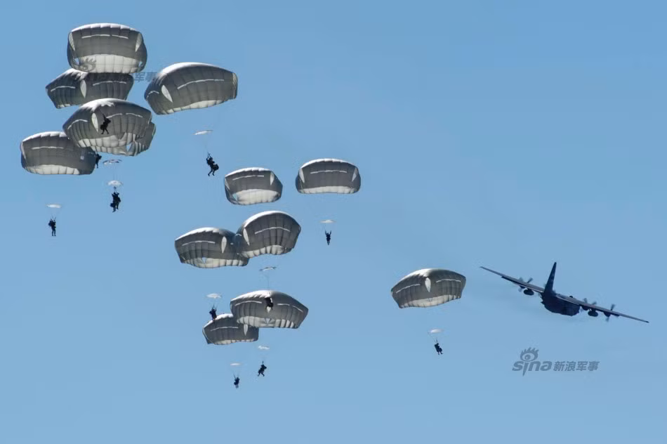 Ngoài khả năng chở người, C-130 còn có thể vận tải được 2-3 chiếc xe bọc thép Humvee, 2 chiếc xe thiết giáp chở quân M113 hoặc 1 pháo tự hành CEASAR. Các thiết bị này đều có thể được thả dù xuống mặt đất từ độ cao tối thiểu 500 mét. Nguồn ảnh: Sina.