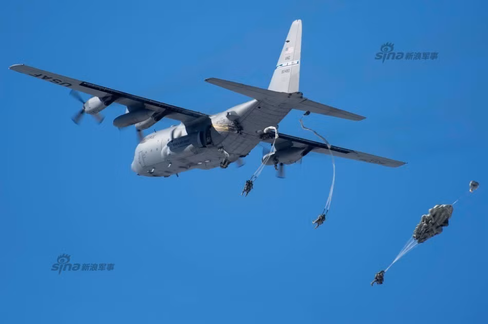 Tính đến năm 2015 đã có khoảng 2.500 chiếc C-130 đang phục vụ trong lực lượng không quân của 30 quốc gia trên toàn thế giới. Đây là một trong những chiếc máy bay vận tải tốt nhất của Không quân Mỹ, nó đã phục vụ trong biên chế lực lượng này từ những năm 1954 cho tới tận ngày hôm nay. Nguồn ảnh: Sina.