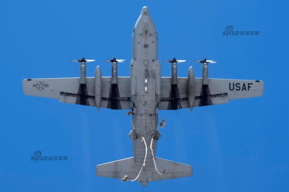 C-130 còn nổi tiếng với khả năng "lỳ" của mình, nó có thể hạ cánh xuống bất cứ bãi đất trống nào và cất cánh từ bãi cỏ mà không gặp bất cứ khó khăn nào. Nó được thiết kế để sử dụng như một máy bay động cơ cánh quạt nên không có các yêu cầu, đòi hỏi khắt khe như các máy bay phản lực sau này. Nguồn ảnh: Sina.