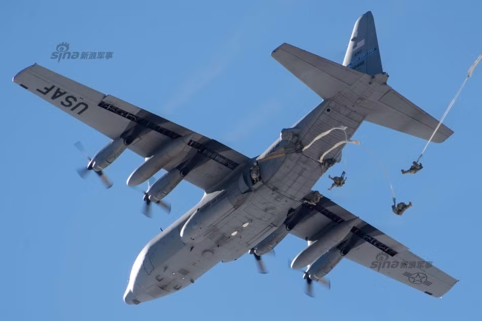 Với các cửa mở ở bên hông và cả cửa mở ở phía sau đuôi, chiếc C-130 có thể đảm nhiệm được rất nhiều nhiệm vụ khác nhau bao gồm cả thả quân thả thiết bị chiến tranh cho tới thả hàng tiếp thế, chuyên chở thương binh. Nguồn ảnh: Sina.