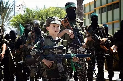 Những đứa trẻ này thường không có cha mẹ, bị lạc cha mẹ hoặc cha mẹ đã tử vong trong các cuộc xung đột của phiến quân IS, phía IS sẽ nhận các em về nuôi và nhồi nhét, tẩy não tư tưởng cực đoan vào đầu các em. Nguồn ảnh: Algeme.