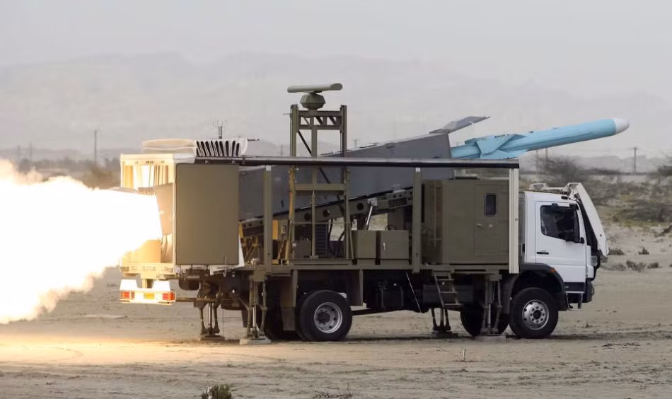 Tên lửa NASIR có thể được phóng đi từ nhiều cơ cấu phóng khác nhau, trong quá trình phóng hệ thống cánh dẫn hướng của tên lửa sẽ chưa mở cho đến khi nó đạt được độ cao đủ lớn. Nguồn ảnh: Sina.