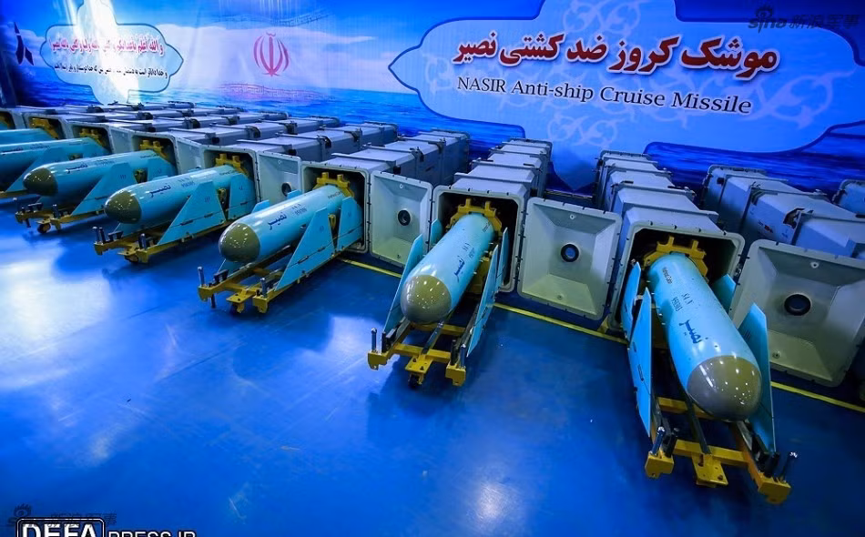 Loại tên lửa chống hạm mới nhất này của Quân đội Iran có tên Nasir, theo các thông tin được phía Iran công bố, tên lửa này đã được thử nghiệm thành công trong cuộc tập trận Valayat 95 đã diễn ra ở vịnh Ba Tư hồi tháng 2 vừa qua. Nguồn ảnh: Sina.