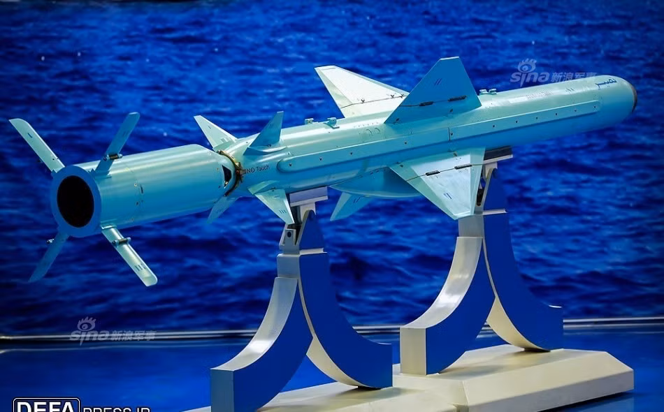 Một quả tên lửa hành trình chống hạm NASIR khi được gắn đầy đủ liều phóng và hệ thống cánh điều hướng. Nguồn ảnh: Sina.