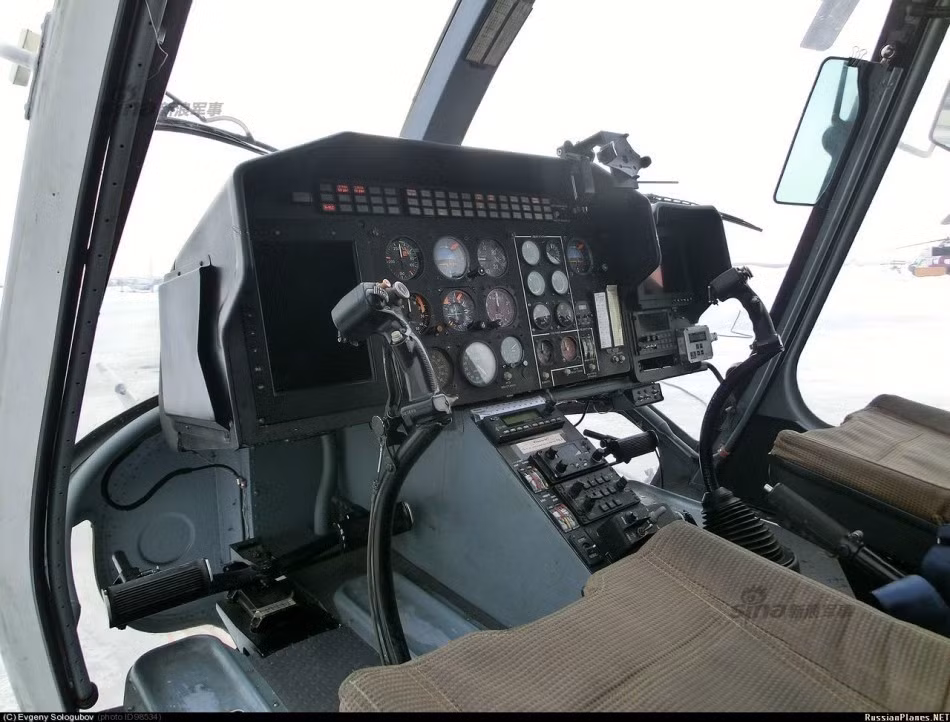 Trên những chiếc Ka-26 vẫn còn được sử dụng cho tới ngày nay, hệ thống lái bên trong ca-bin đã được cải tiến với các màn hình điện tử giúp phi công có khả năng kiểm soát bay, dẫn đường tốt hơn so với hệ thống bảng điều khiển chỉ có vỏn vẹn chục cái đồng hồ hiển thị thông số như trước đây. Nguồn ảnh: Sina.