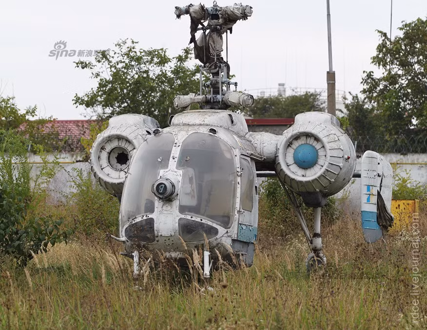 Khoang lái của những chiếc Ka-26 với hai ghế ngồi dành cho phi công và bảng điều khiển ở giữa khá tối giản. Dù là dòng máy bay trực thăng đa dụng tuy nhiên tính năng bay của chiếc máy bay này không có gì đặc biệt ngoài việc nó có khả năng cơ động khá tốt với hai cánh quạt đồng trục. Nguồn ảnh: Sina.