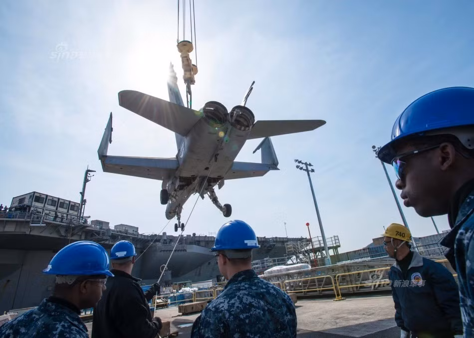 Dự kiến trong tháng 4 này, Mỹ sẽ gửi tới bán đảo Triều Tiên hai đội tàu sân bay gồm: nhóm tàu sân bay USS Carl Vinson đang ở sẵn khu vực Đông Á và nhóm tàu sân bay USS Ronald Reagan để đề phòng trường hợp phía Triều Tiên leo thang căng thẳng trong khu vực bằng các vụ thử tên lửa trong thời gian sắp tới. Nguồn ảnh: Sina.