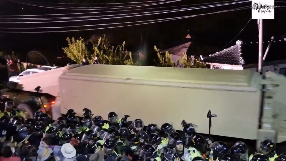 Hôm 26/4 vừa qua, Hàn Quốc đã phải huy động tới 8000 nhân viên Cảnh sát Cơ động của nước này để áp tải hệ thống radar AN/TPY-2 thuộc tổ hợp phòng thủ tên lửa THAAD đến phía bắc tỉnh Gyeongsangnam-do, Hàn Quốc. Nguồn ảnh: Yonhap.