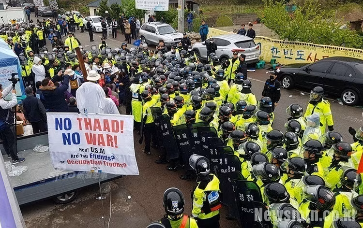 Việc triển khai các hệ thống tên lửa THAAD này vẫn là vấn đề gây tranh cãi trong quốc hội Hàn Quốc giữa một bên là sự an toàn hệ thống này có thể mang lại trong trường hợp Triều Tiên lại tiếp tục phóng thử tên lửa và một bên là sự leo thang căng thẳng trong mối quan hệ hai miền Triều Tiên, một điều mà phía Hàn Quốc luôn muốn né tránh. Nguồn ảnh: Yonhap.