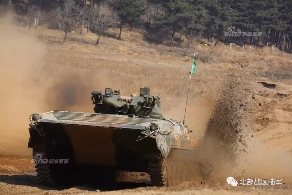 Năm 1975, Trung Quốc lần đầu tiên sở hữu các xe chiến đấu bộ binh BMP-1 được nước này mua từ Ai Cập. Bằng các kỹ thuật và trình độ có sẵn, phía Trung Quốc đã chế tạo một bản sao hoàn hảo của chiếc BMP-1 với tên gọi WZ 501 (Type 86). Nguồn ảnh: Sina.