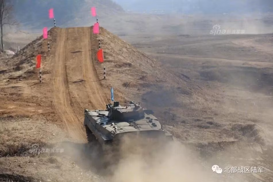 Phiên bản đầu tiên của dòng xe chiến đấu bộ binh Type 86 cơ bản giống hệt BMP-1 với tháp pháo sơ tốc thấp 73mm kiểu 2A28 Grom của Liên Xô.Từ giữa những năm 1990, Trung Quốc mới bắt đầu trang bị phiên bản nâng cấp Type 86A (WZ 501B) với động cơ 400 mã lực, cải tiến thiết bị đánh đêm. Nguồn ảnh: Sina.