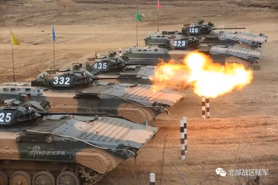 Trong ảnh, đội hình Type 86A xếp hàng đồng loạt nã pháo tự động 30mm kiểu 2A72 của Liên Xô - tất nhiên Trung Quốc tự sản xuất không giấy phép. Nguồn ảnh: Sina.