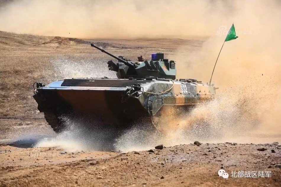 Đặc biệt, mẫu Type 86A nâng cấp tháp pháo mới dùng pháo tự động 2A72 cỡ 30mm cùng tên lửa chống tăng HJ-73. Nhìn chung, phiên bản Type 86A có thể xem như là tương đương với dòng BMP-2 của Liên Xô vốn cũng dùng vũ khí trang bị tương tự. Nguồn ảnh: Sina.