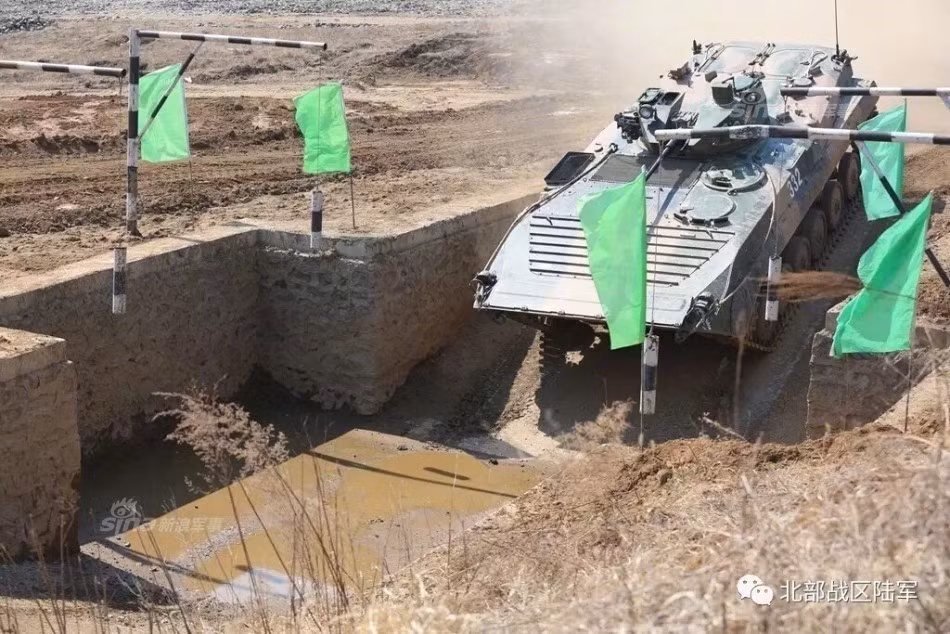 Tất cả các phiên bản Type 86 đều có khả năng lội nước, tuy nhiên mẫu Type 86B được làm riêng cho lực lượng thủy quân lục chiến - tỉnh Quảng Đông được thiết kế tối ưu khả năng bơi trên biển. Nguồn ảnh: Sina.