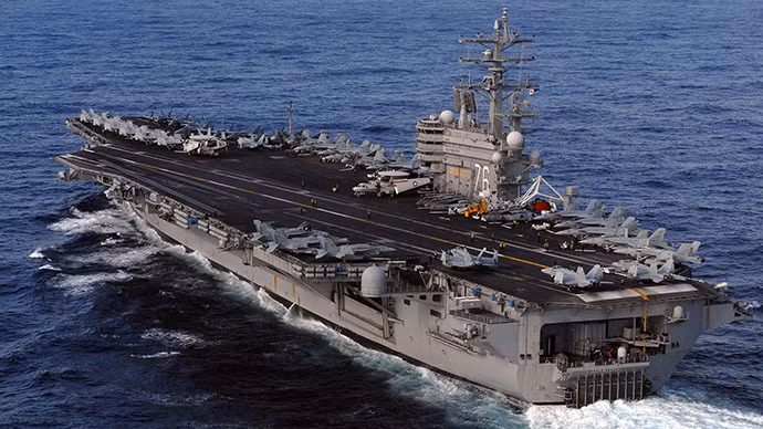 Tàu sân bay USS Ronald Reagan thuộc lớp Nimitz là một trong các tàu sân bay có trọng tải lớn nhất và hiện đại nhất của Hải quân Mỹ. Nó có độ giãn nước tối đa lên tới 101.400 tấn với chiều dài 332,8 mét, lườn rộng 76,8 mét và mớm nước 11,3 mét. Tàu được trang bị 2 lò phản ứng hạt nhân và 4 động cơ hơi nước cung cấp công suất tối đa 260.000 mã lực cho phép nó di chuyển với vận tốc khoảng 32 hải lý/giờ (tương đương với 56 km/h). Nguồn ảnh: Sina.