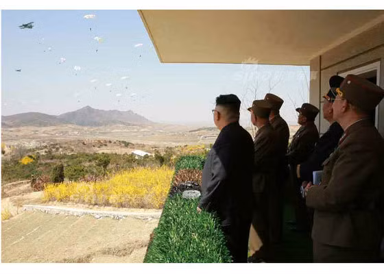 Trong chuyến thị sát của mình, ông Kim Jong Un đã trực tiếp tham gia chỉ đạo, giám sát một buổi luyện tập của lực lượng đặc biệt này cùng các sỹ quan, chỉ huy cấp cao của lực lượng đặc biệt cũng như của Quân đội Triều Tiên. Ảnh: Sina.