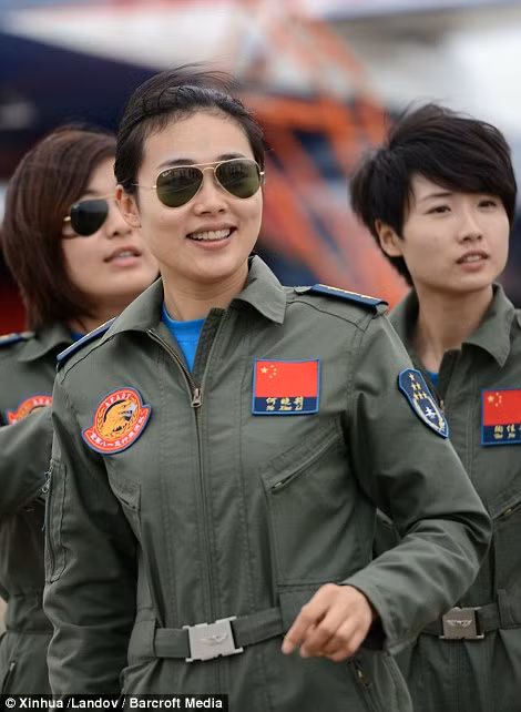 Chương trình học và các yêu cầu về mặt thể lực của những nữ phi công Trung Quốc đều giống hệt so với chương trình đào tạo dành cho các nam phi công, vậy nên để hoàn thành khóa đào tạo họ phải nỗ lực gấp nhiều lần so với các đồng nghiệp nam của mình. Nguồn ảnh: Dailymail.