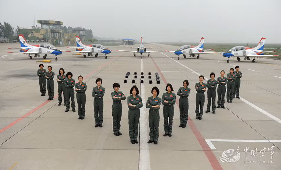 Các nữ phi công Trung Quốc bên cạnh máy bay huấn luyện K-8 của lực lượng không quân nước này. Nguồn ảnh: 81cn.