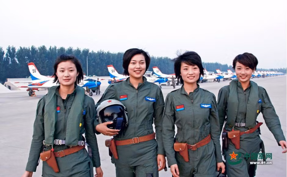 Trong đó, khả năng tiền đình và chịu áp lực lớn là những phẩm chất được "cha sinh mẹ đẻ" khó có thể tập luyện được, đòi hỏi người lính phải cực kỳ may mắn mang sẵn tố chất trong mình thì mới có thể trở thành một phi công. Nguồn ảnh: 81cn.